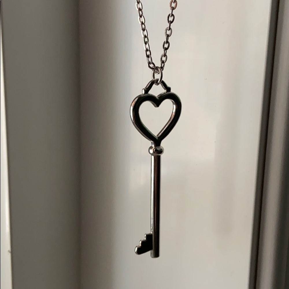 Elegant silver key necklace - adjustable chain